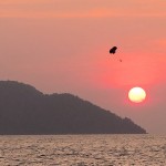ﾊﾟﾗｸﾞﾗｲﾀﾞｰを楽しむ客。 ﾍﾟﾅﾝの海岸で(2016年）